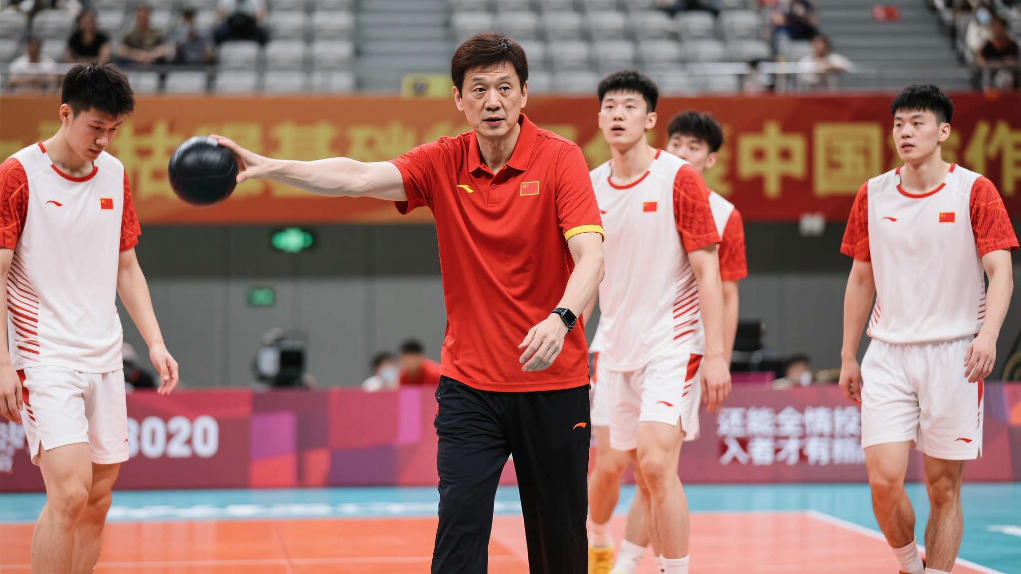 郝帅从陪练到难逢敌手,张继科称其习惯主力思维 实际上,中国男队一直强调内部竞争机制,并寄望所有成员随时扮演双重甚至多重职责。一